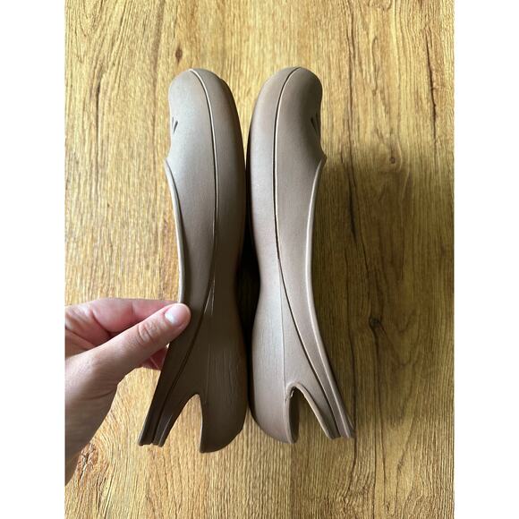 Crocs Tan Malinda Women's Flats Size 6 - Picture 5 of 6